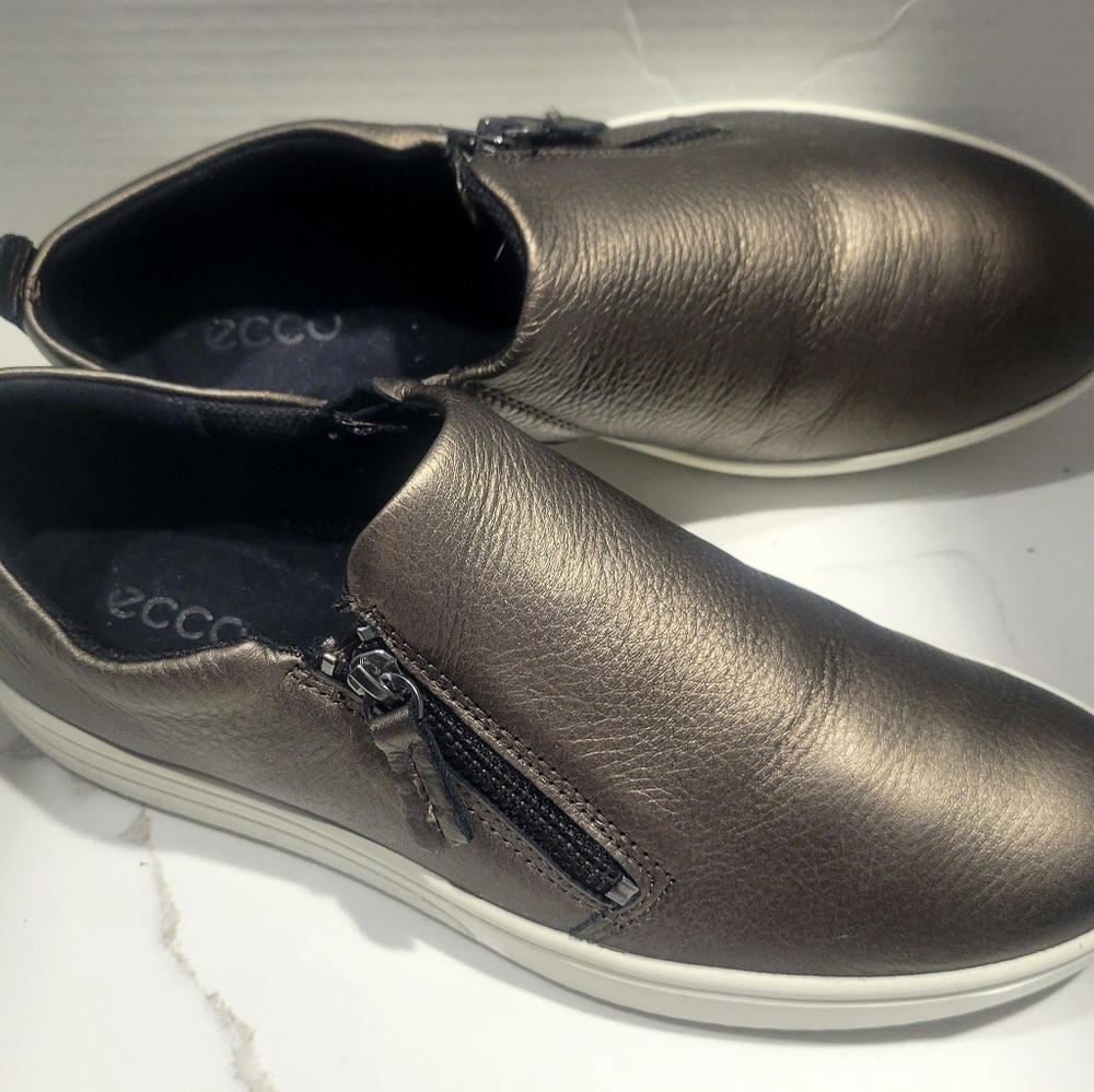 Gently used Women's Ecco side zip slip ons Sz 40